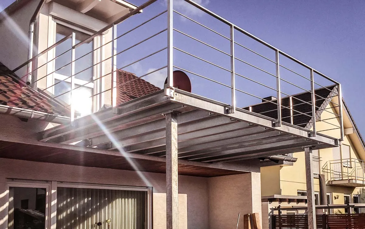 Stahlbalkon aus Edelstahl mit Querstreben im Sonnenlicht