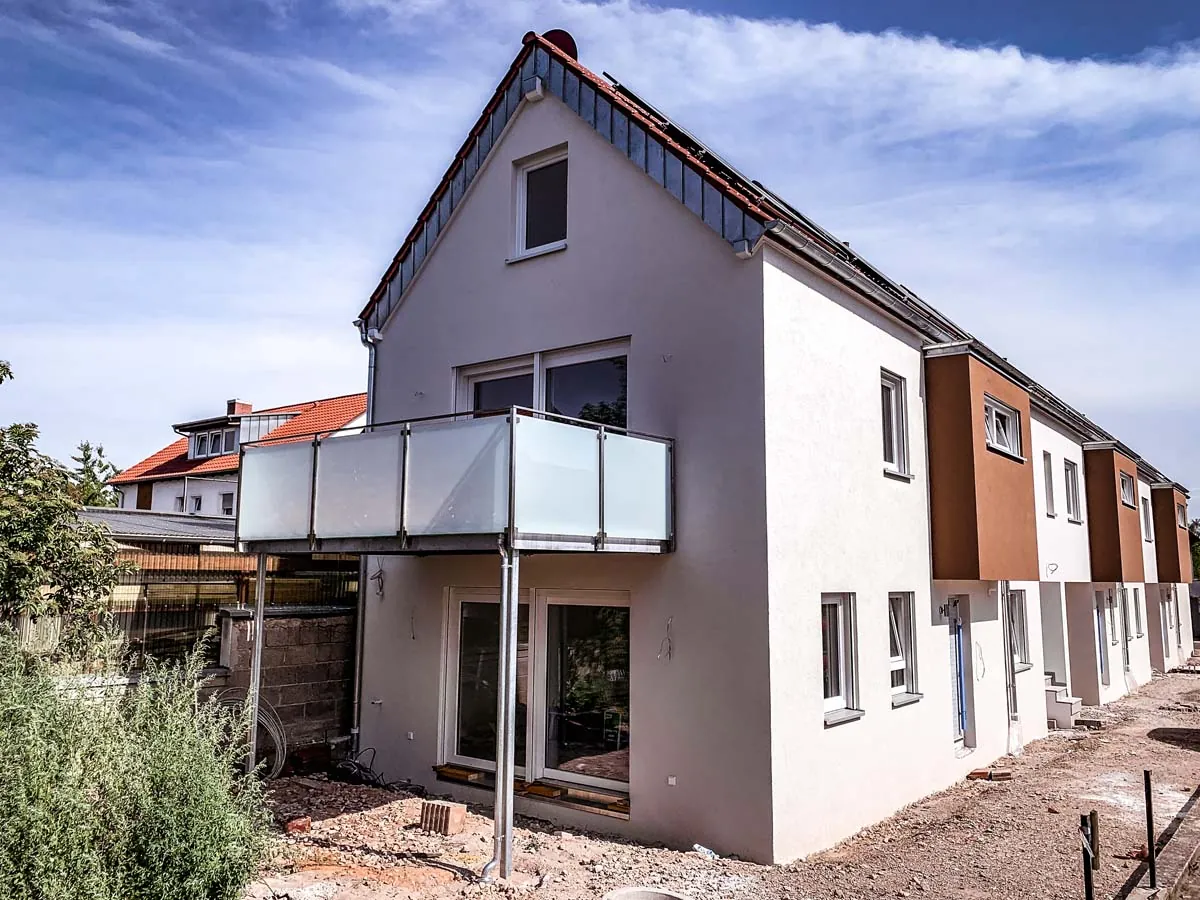 Stahlbalkon mit Glasgeländer am Neubau-Reihenhaus