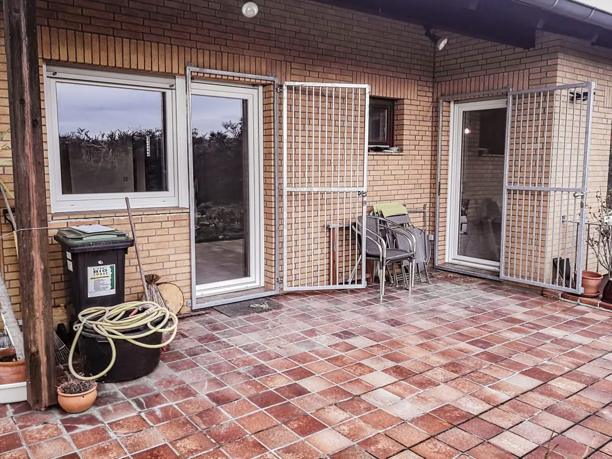 Verzinktes Schutzgitter an Tür und Fenster der Terrasse