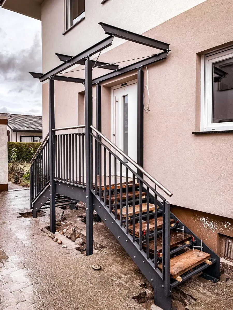 Eingangstreppe aus Stahl mit Vordach und Geländer in Anthrazit