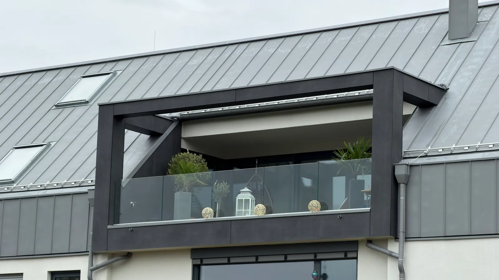 Fassadenverkleidung mit Trespa und Glasgeländer in Hainfeld