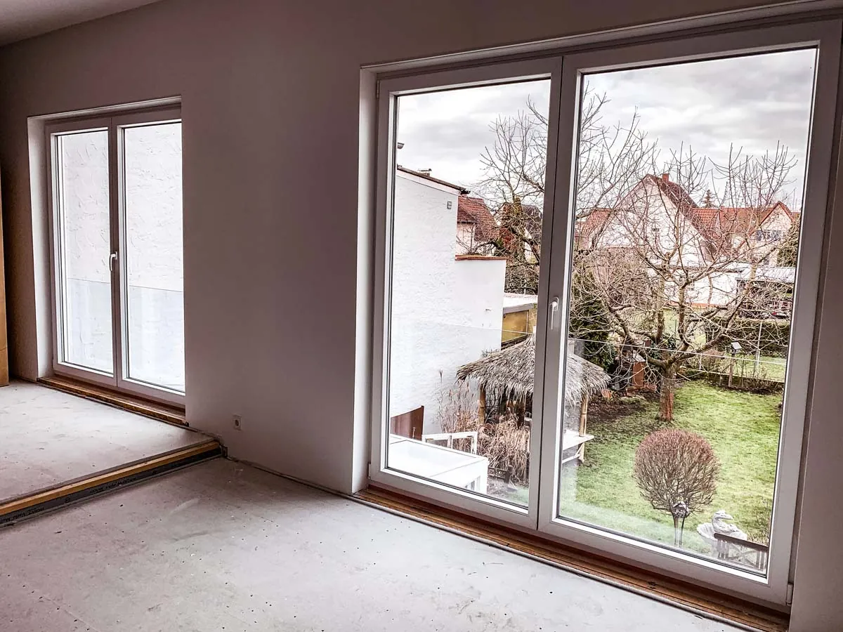 Französischer Balkon an bodentiefem Fenster, Innenansicht