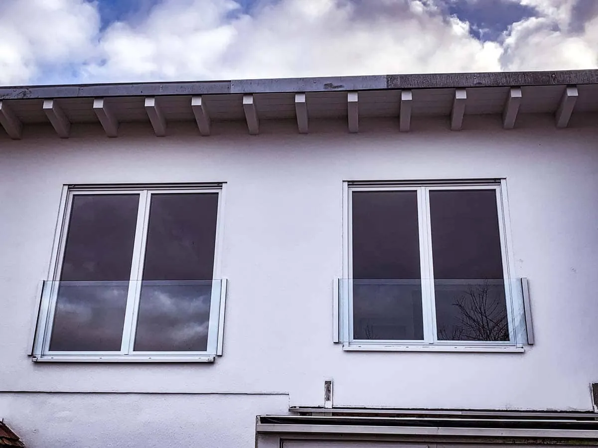 Französischer Balkon aus Glas und Edelstahl an der Fassade