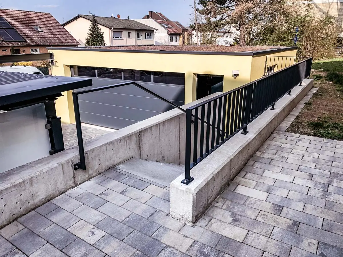 Absturzsicherung aus Stahl mit Stabfüllung an der Garagenabfahrt