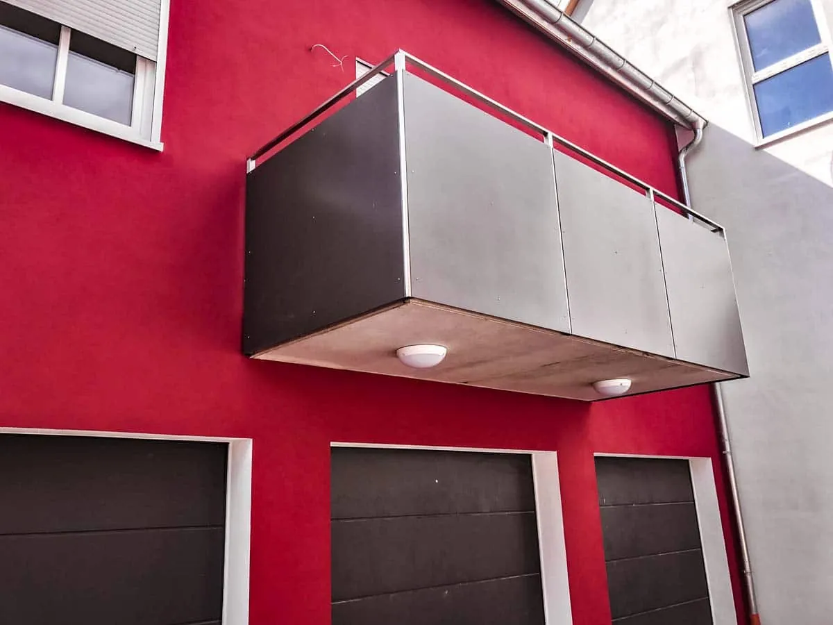 Balkonanbau mit Blechgeländer und Edelstahlrahmen, Unteransicht