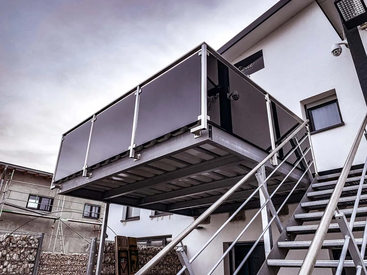 Balkonanbau mit Stahlkonstruktion, Geländer mit Glasfüllung und Außentreppe in Offenbach