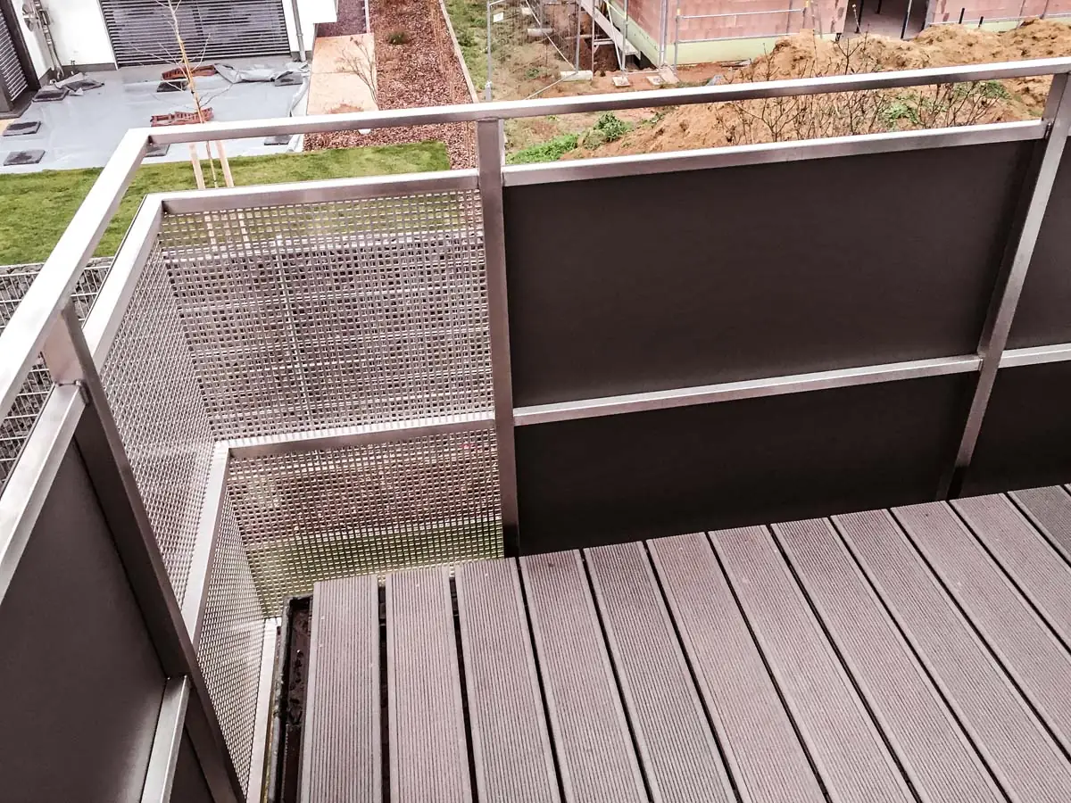 Balkongeländer mit Blech-Lochblech-Kombination am Einfamilienhaus, weitere Ansicht