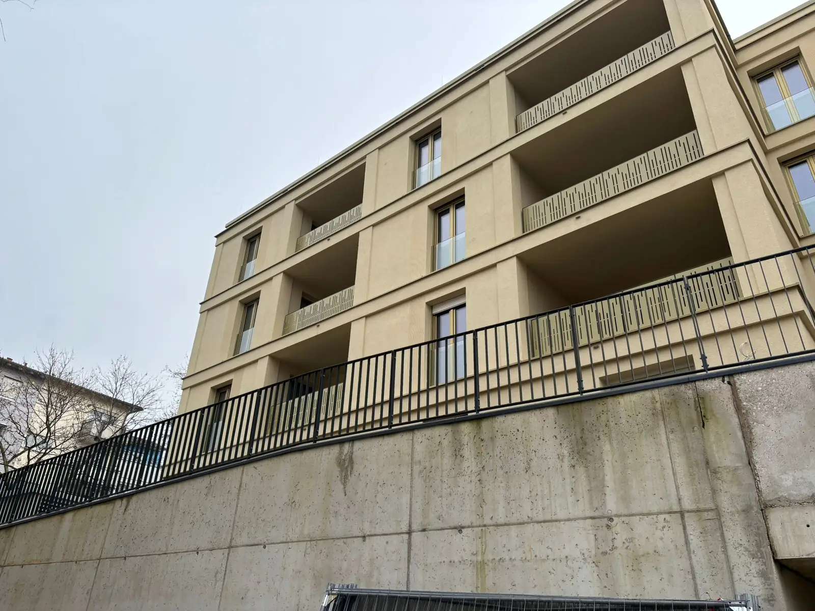 Balkongeländer mit Blechfüllung an Mehrfamilienhaus in Baden-Baden