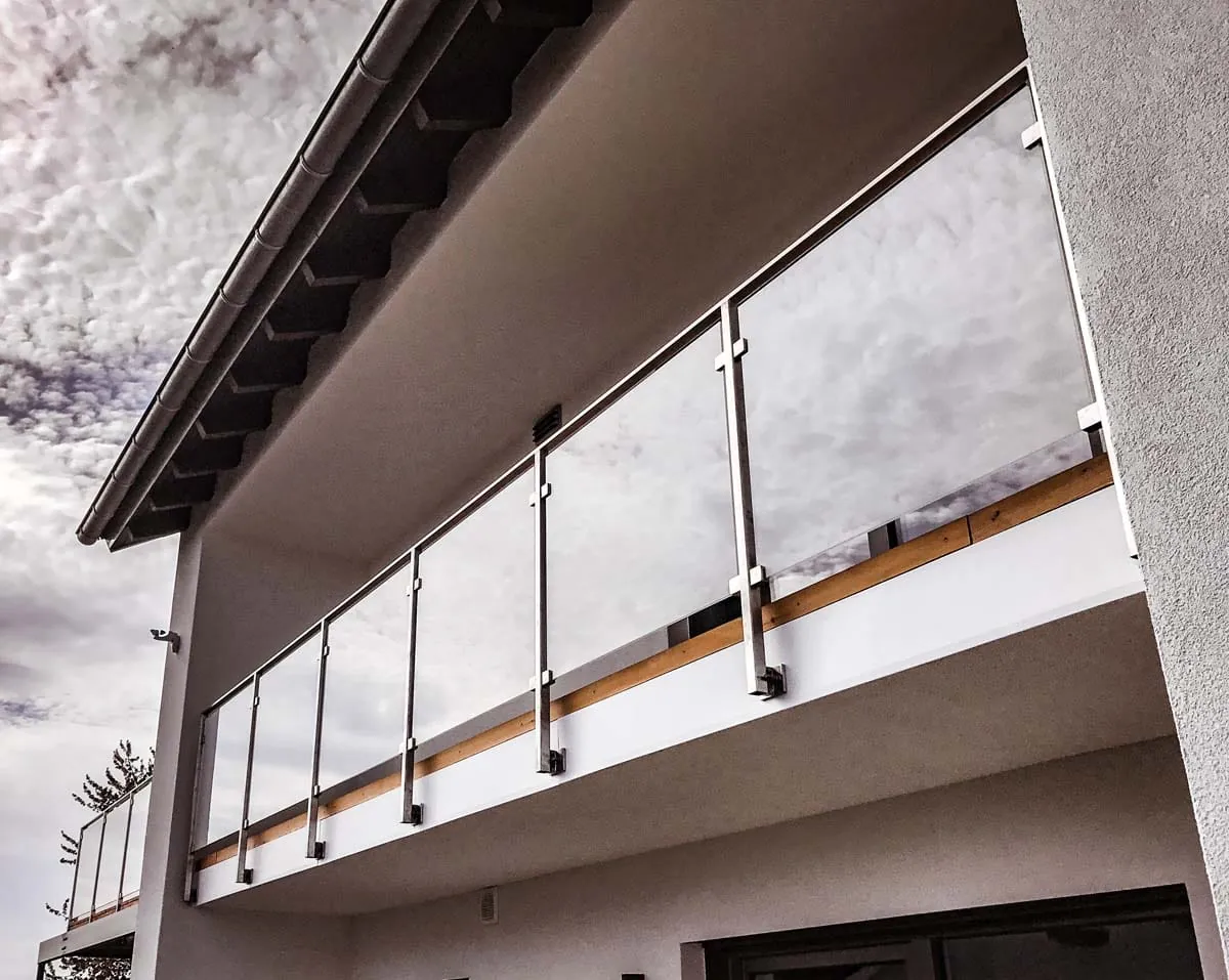 Balkongeländer aus Edelstahl mit Milchglas, Fassadenansicht