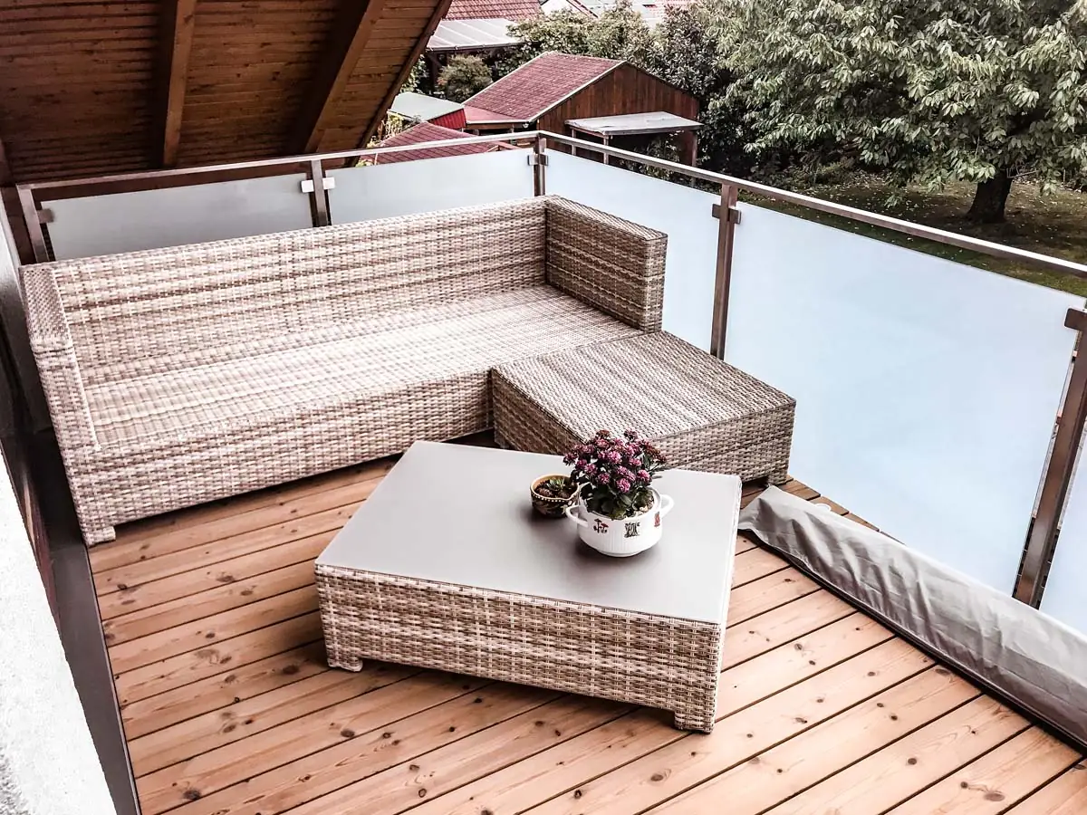 Balkongeländer aus Edelstahl mit Milchglas an überdachter Holzterrasse