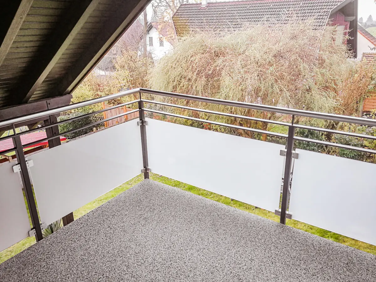 Balkongeländer aus Edelstahl mit Milchglas und Horizontalstäben, Innenansicht