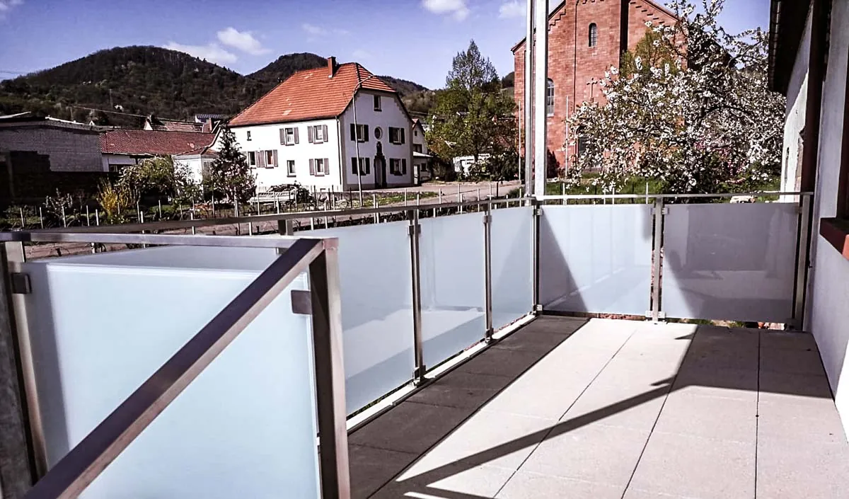 Balkongeländer aus Edelstahl mit Milchglasfüllung