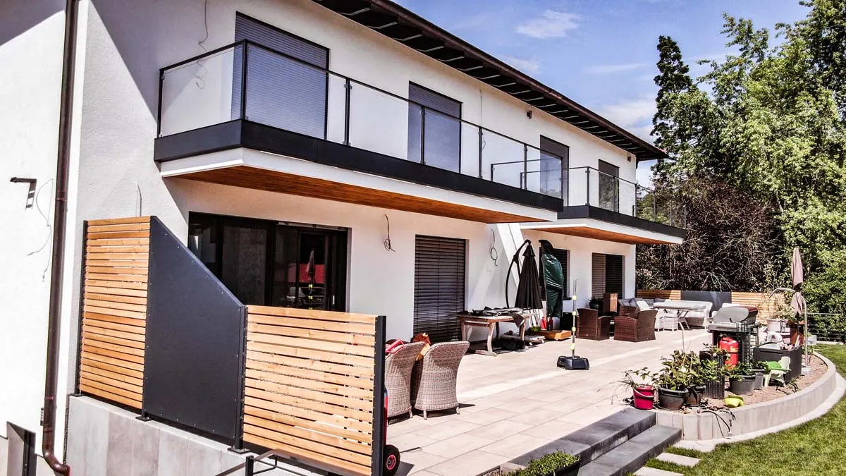 Modernes Balkongeländer aus Glas mit Stahlrahmen am Einfamilienhaus