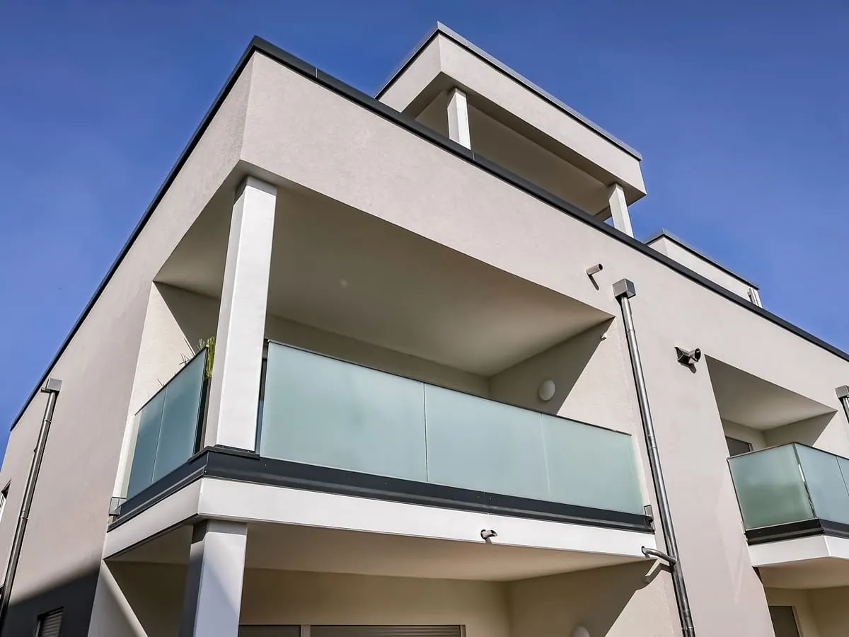 Balkongeländer mit Glasfüllung am Mehrfamilienhaus-Neubau, weitere Ansicht