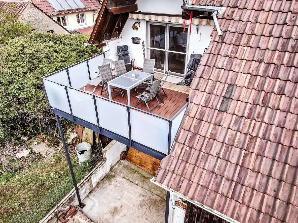 Balkongeländer mit Glasfüllung und Stahlrahmen, Drohnenaufnahme