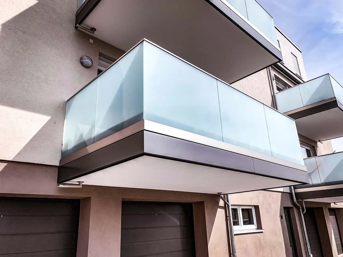 Balkongeländer aus Milchglas mit Edelstahlrahmen am Mehrfamilienhaus, weitere Ansicht