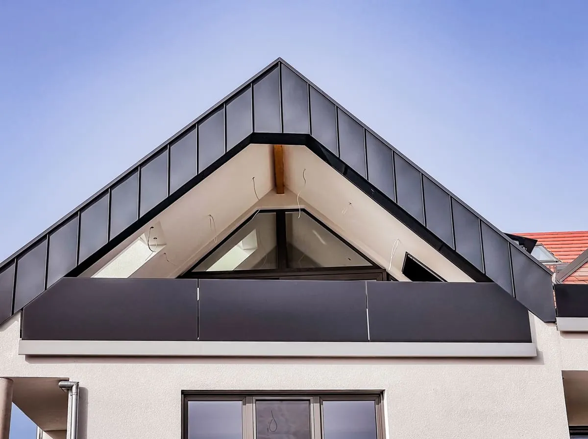 Brüstungsgeländer mit Blechverkleidung an einer Dachgaube mit Stehfalz
