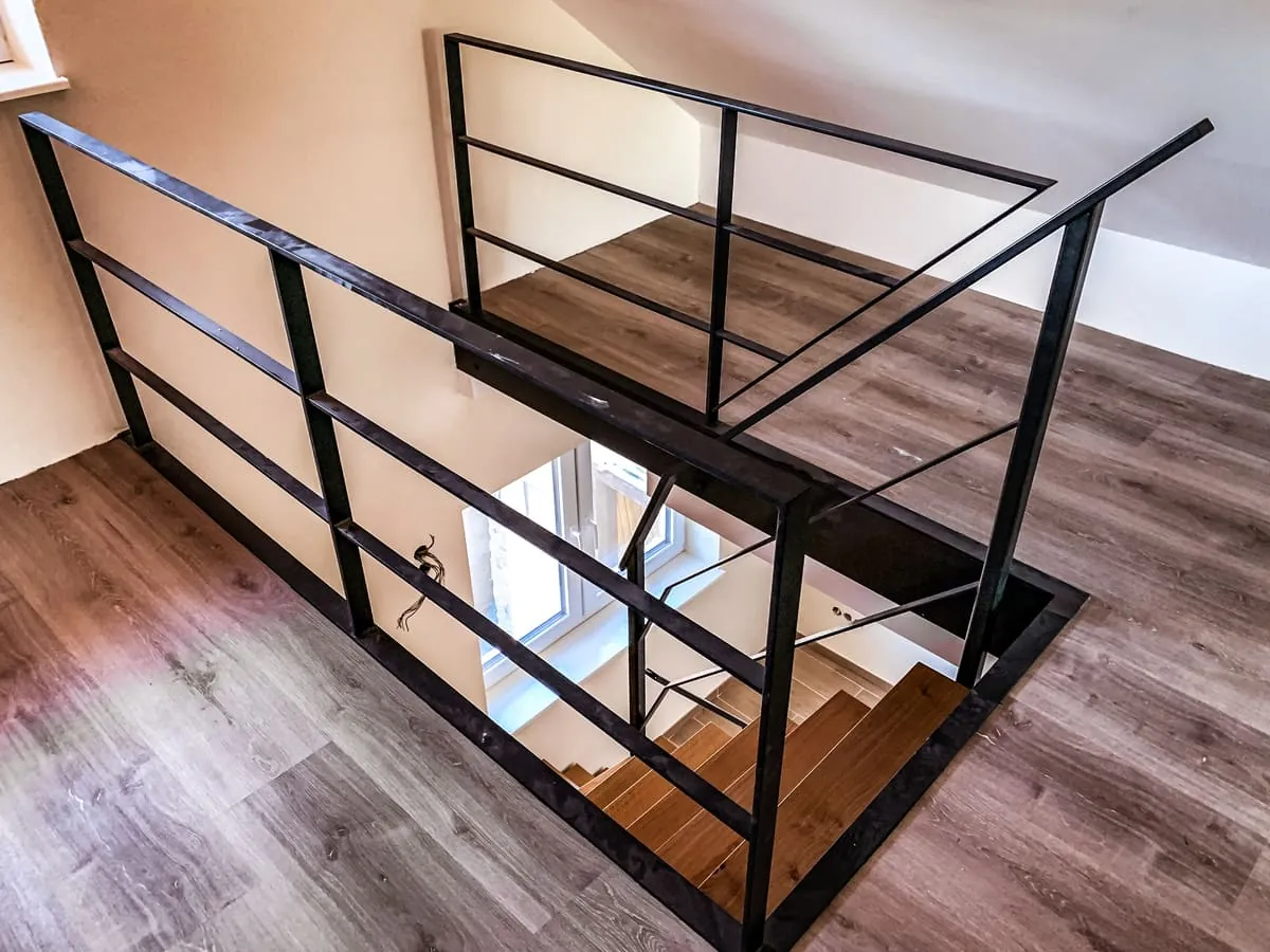 Brüstungsgeländer aus Stahl schwarz mit Horizontalstäben an Galerie innen