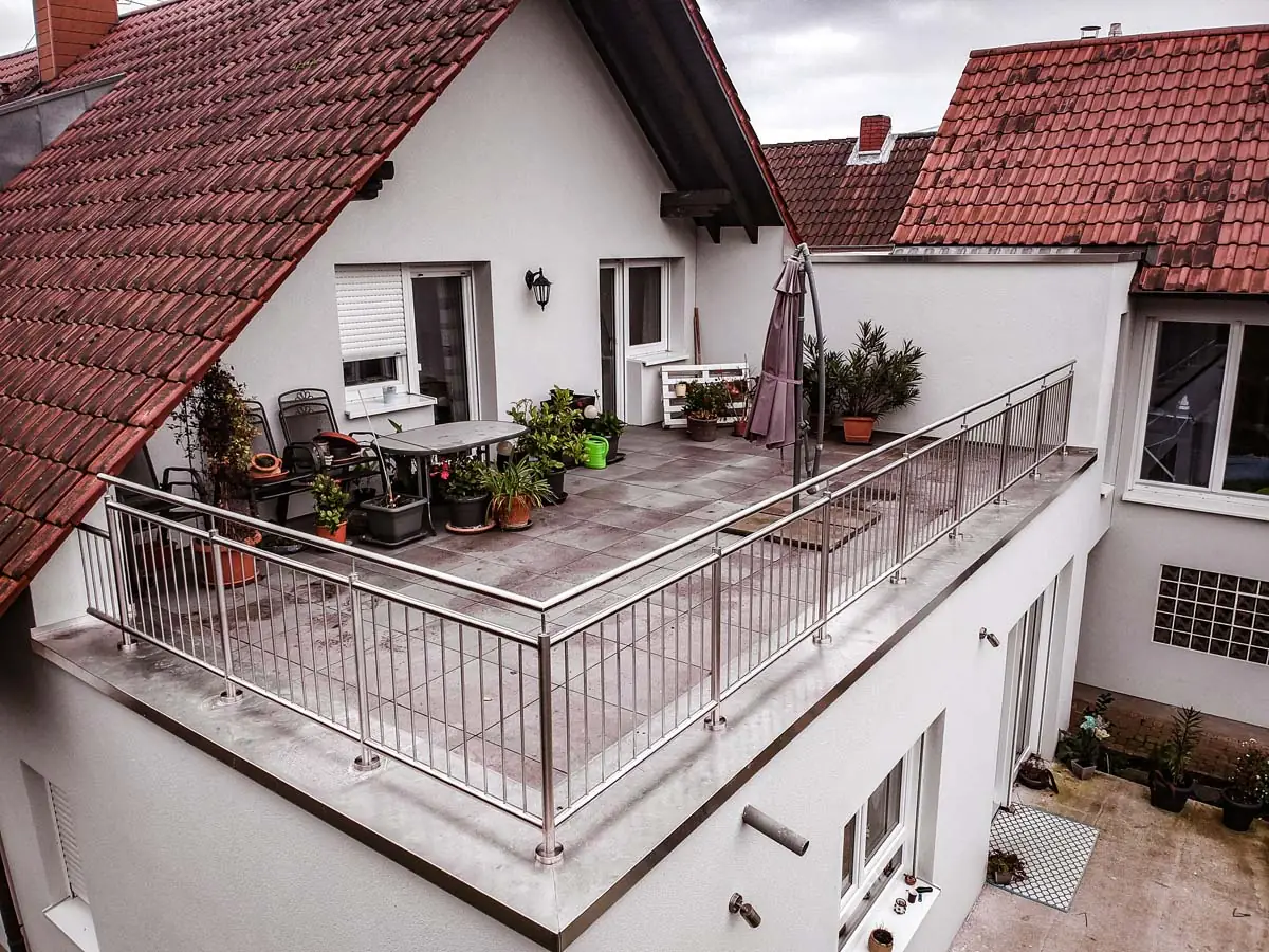 Dachterrasse mit Edelstahlgeländer und Stabfüllung, Drohnenaufnahme