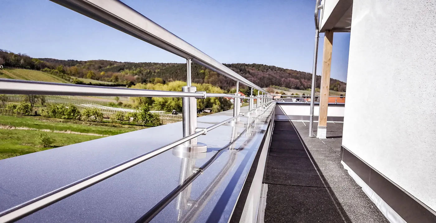 Dachterrassengeländer aus Edelstahl mit Horizontalstäben am Flachdach