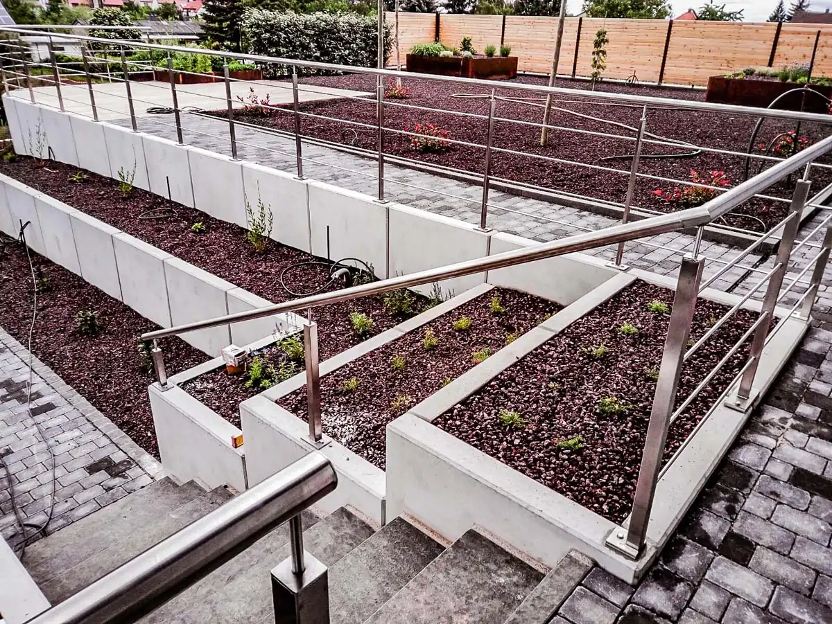 Edelstahl-Handlauf an Gartentreppe mit Hochbeeten in der Außenanlage