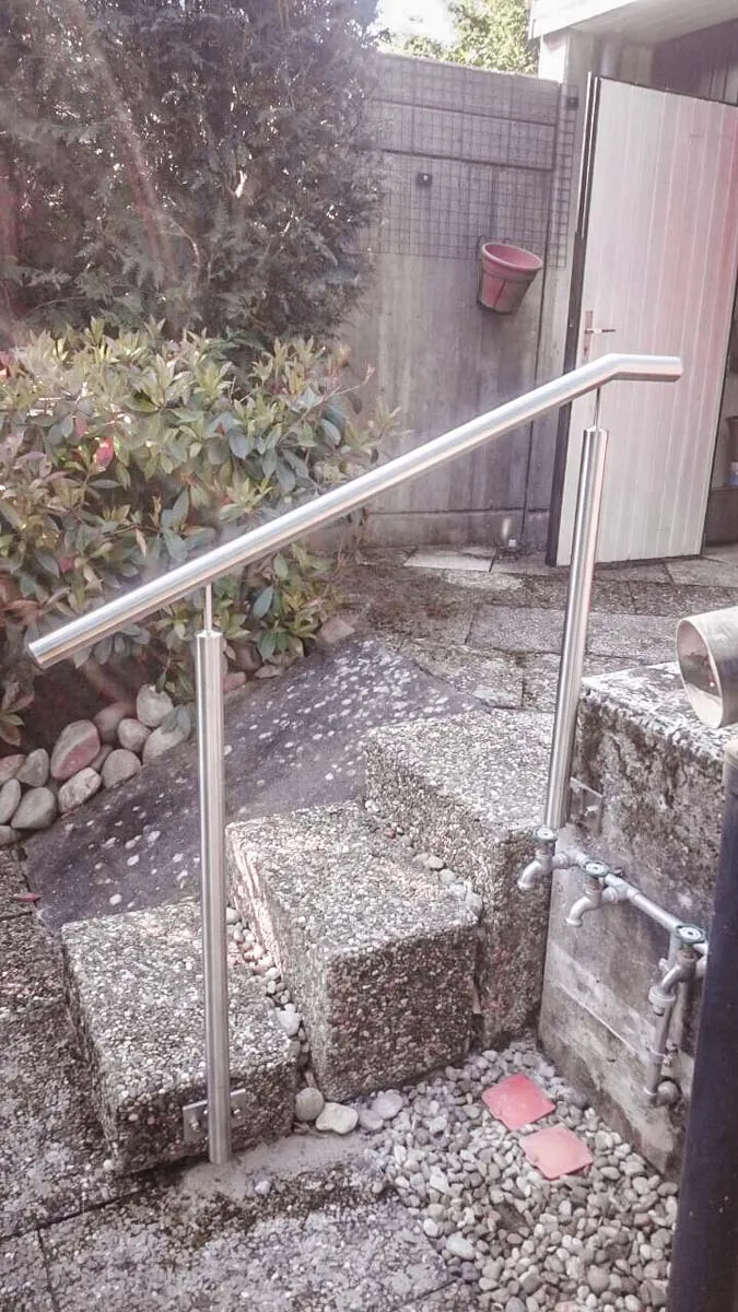 Edelstahl-Handlauf an Gartentreppe aus Naturstein außen