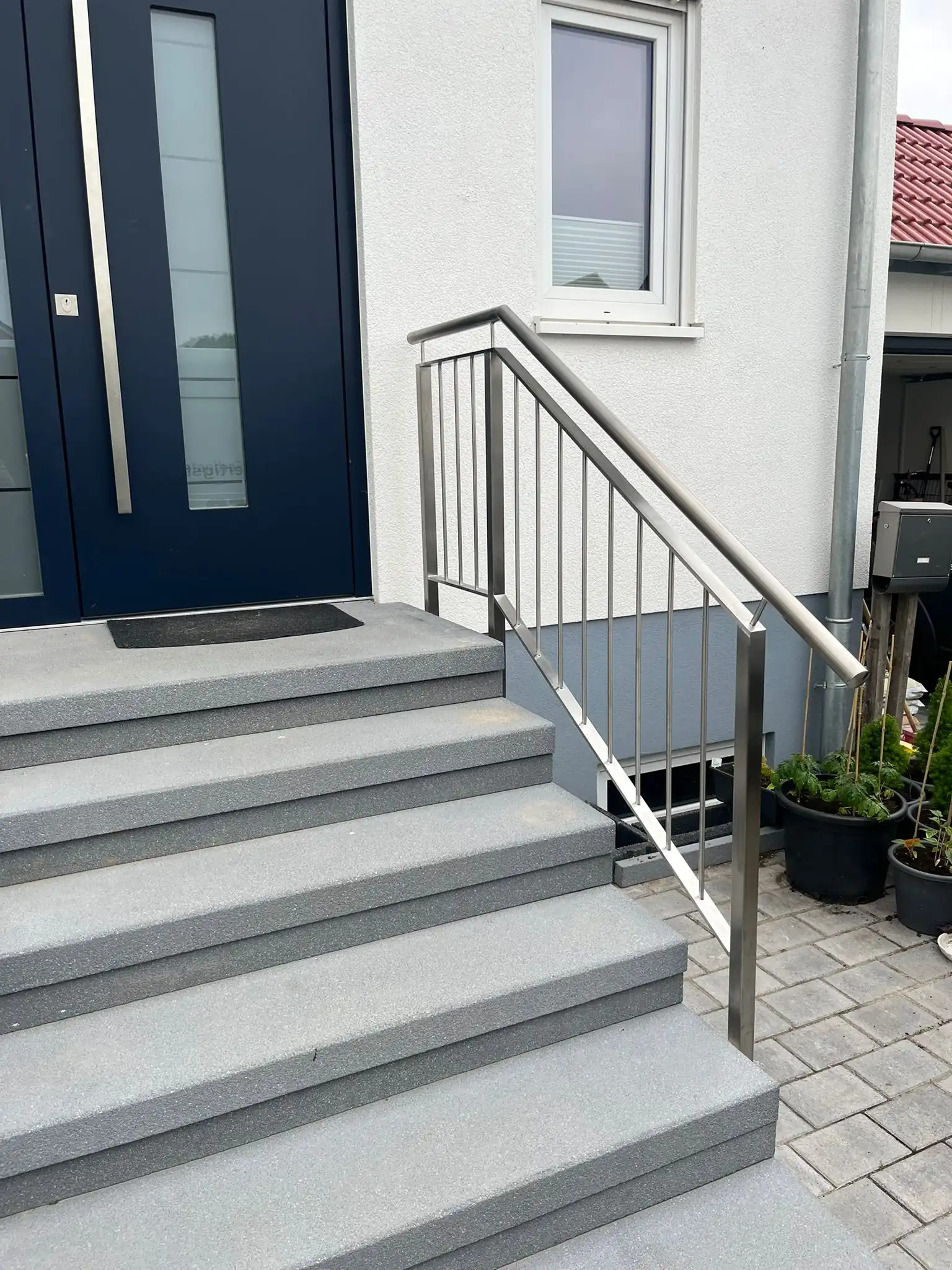 Edelstahlgeländer an Eingangstreppe, seitliche Ansicht