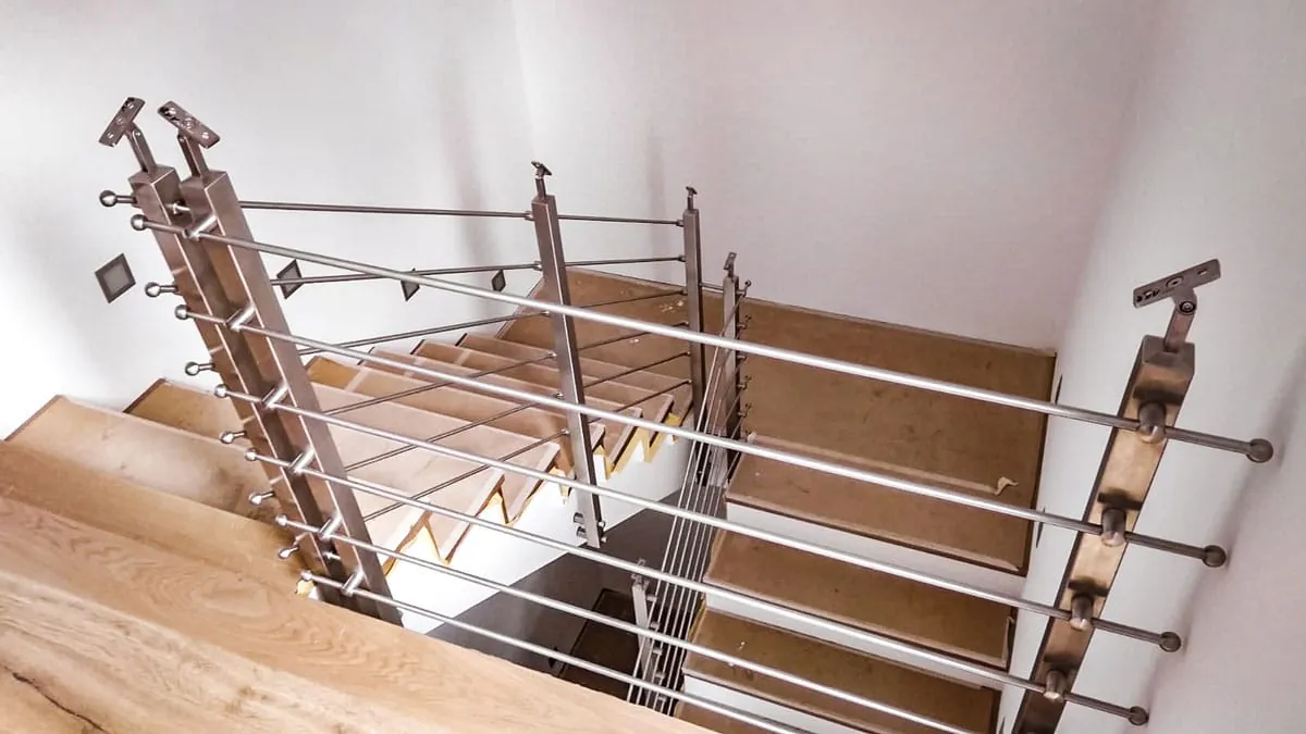 Edelstahlgeländer mit Horizontalstäben an Holztreppe innen, Draufsicht