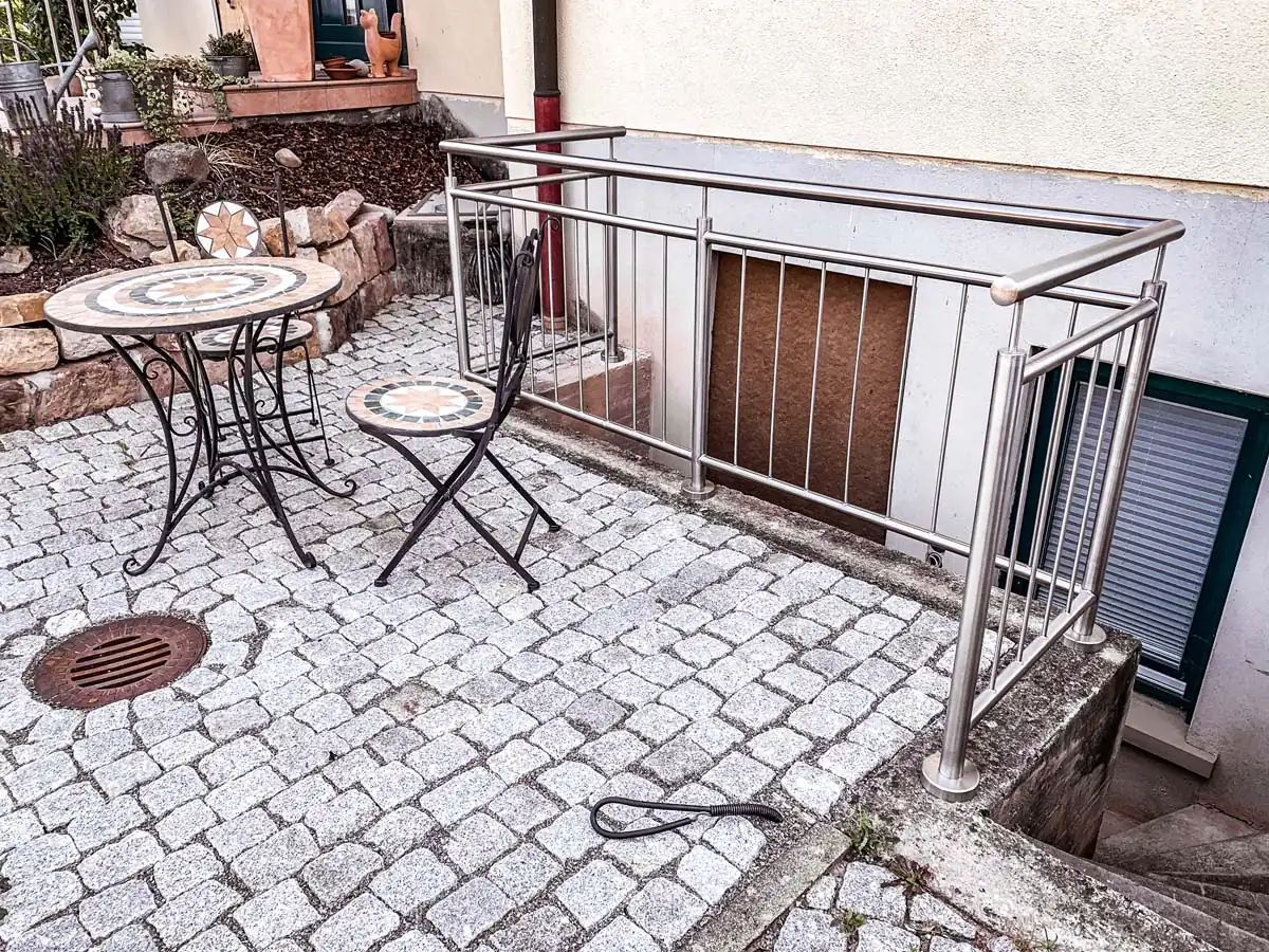 Edelstahlgeländer mit Stabfüllung am Kellerabgang außen