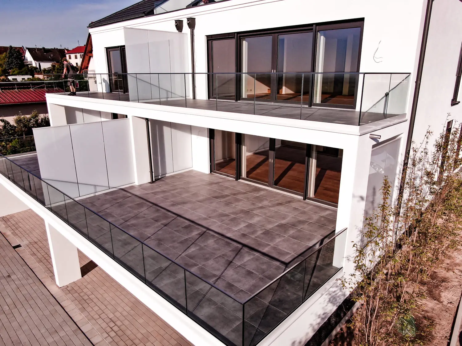 Rahmenloses Glasgeländer mehrgeschossig am Neubau mit Terrasse