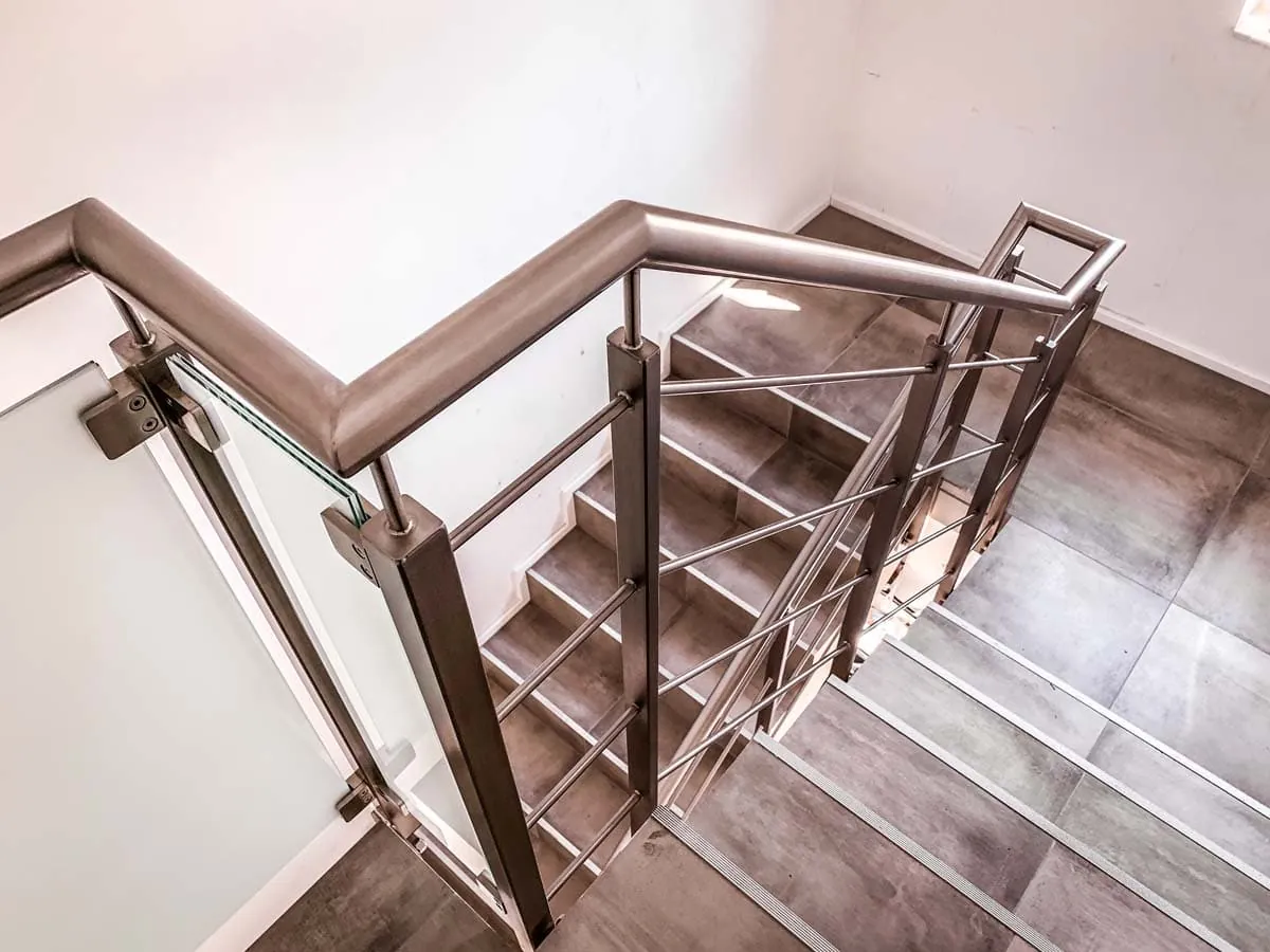 Treppengeländer aus Edelstahl mit Horizontalstäben und Glasfüllung am Podest