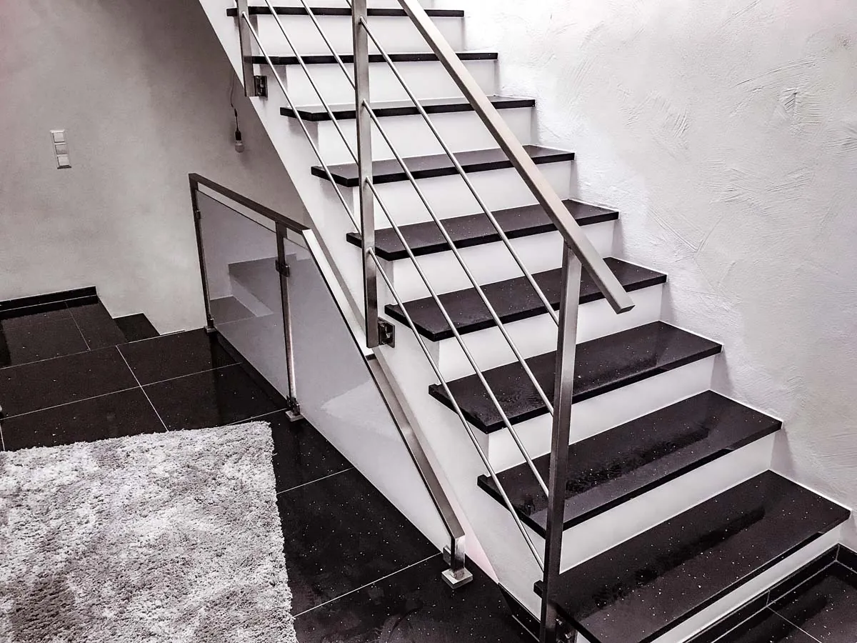 Modernes Treppengeländer aus Edelstahl mit Horizontalstäben innen