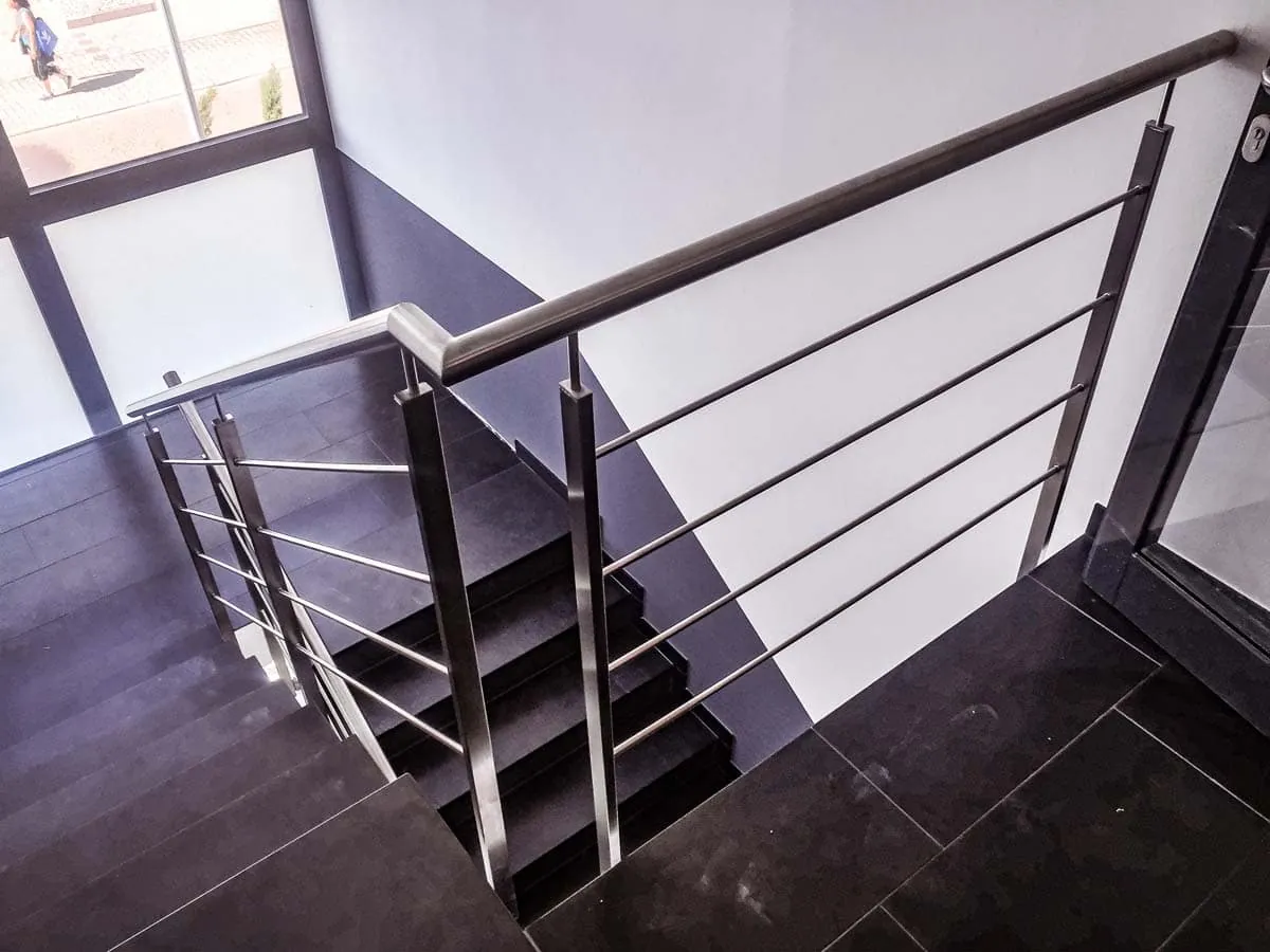 Modernes Treppengeländer aus Edelstahl mit Horizontalstäben im Treppenhaus