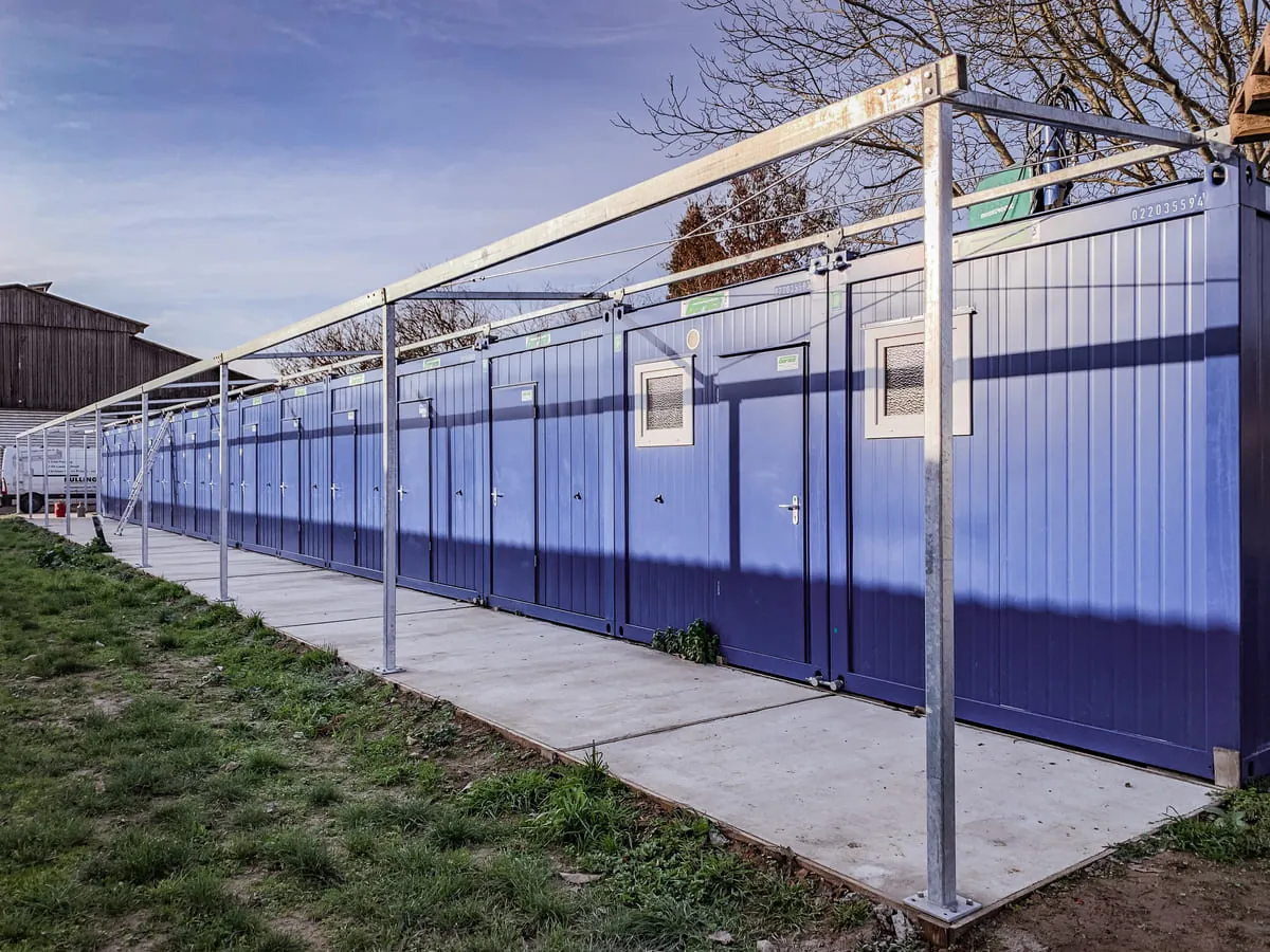 Containeranlage mit Überdachung aus Stahlkonstruktion als Unterkunft