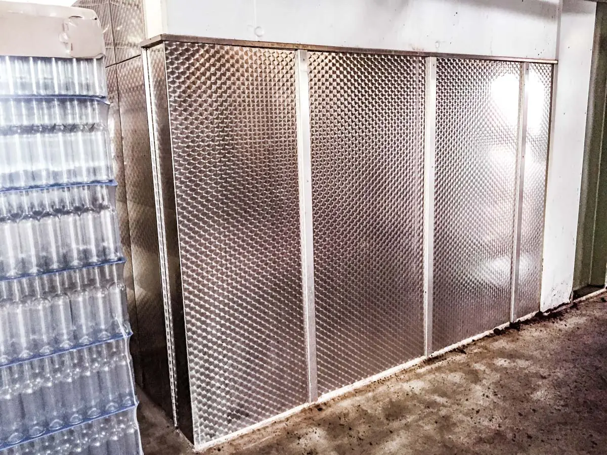 Edelstahl-Wandverkleidung mit Wabenblech in der Kellerei