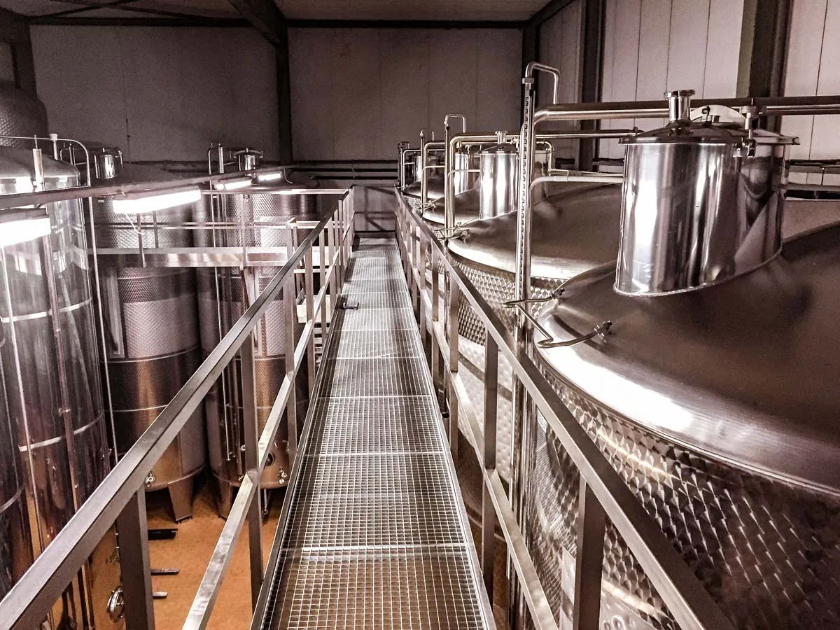 Stahlbühne mit Gitterrost für Weintanks und Laufsteg