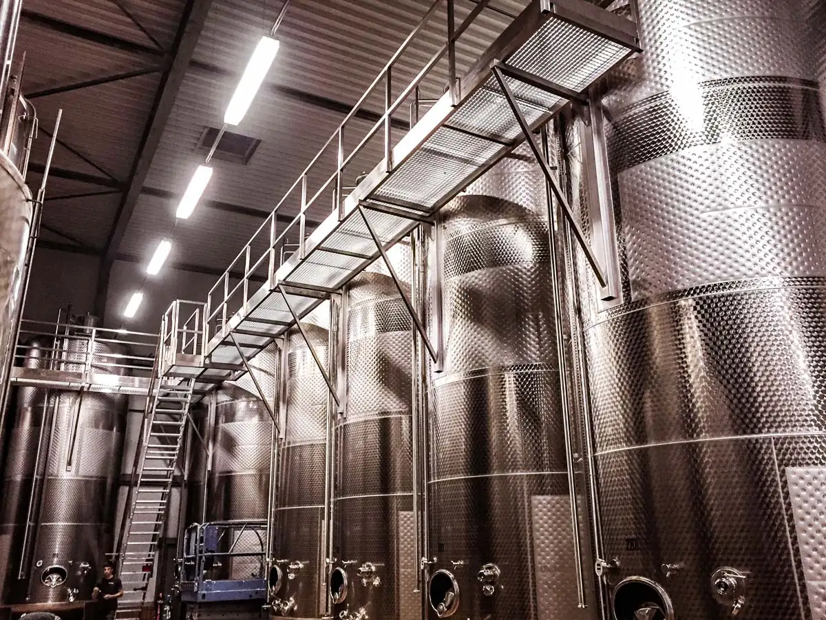 Stahlbühne für Weintanks an Großtankanlage in der Kellerei