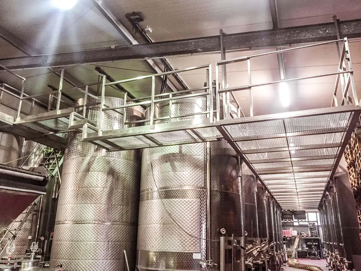 Stahlbühne für Weintanks in der Kellerei mit Geländer