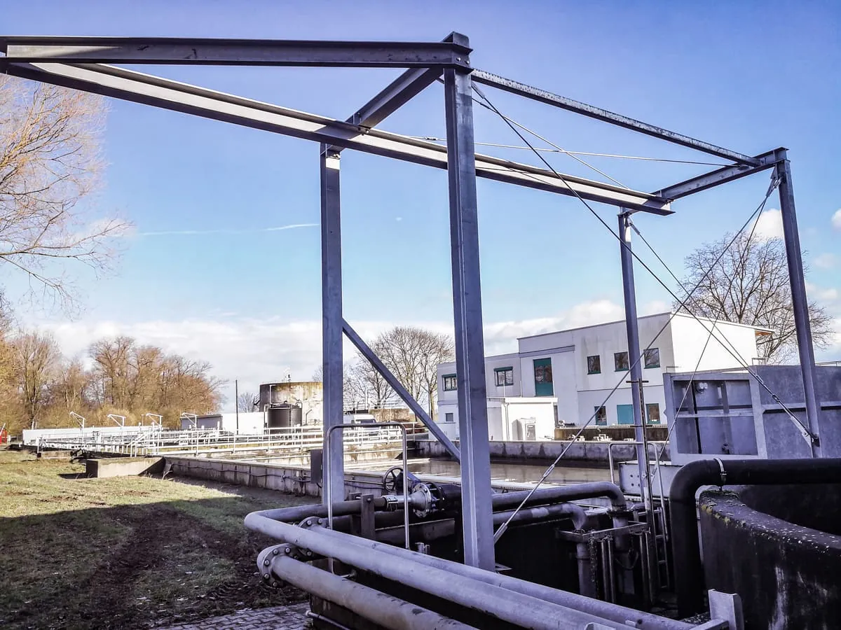 Stahlkonstruktion als Portal an Kläranlage