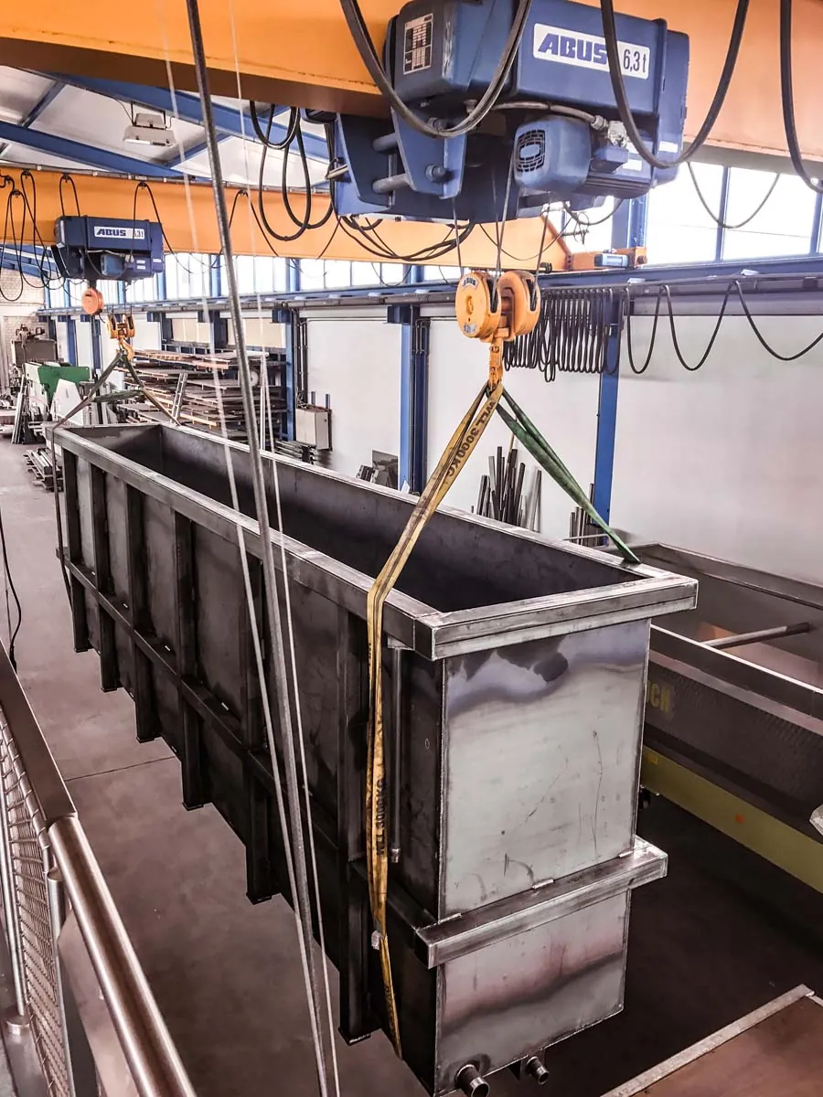 Große Stahlwanne mit Hallenkran in der Fertigung, Werkstatt Offenbach