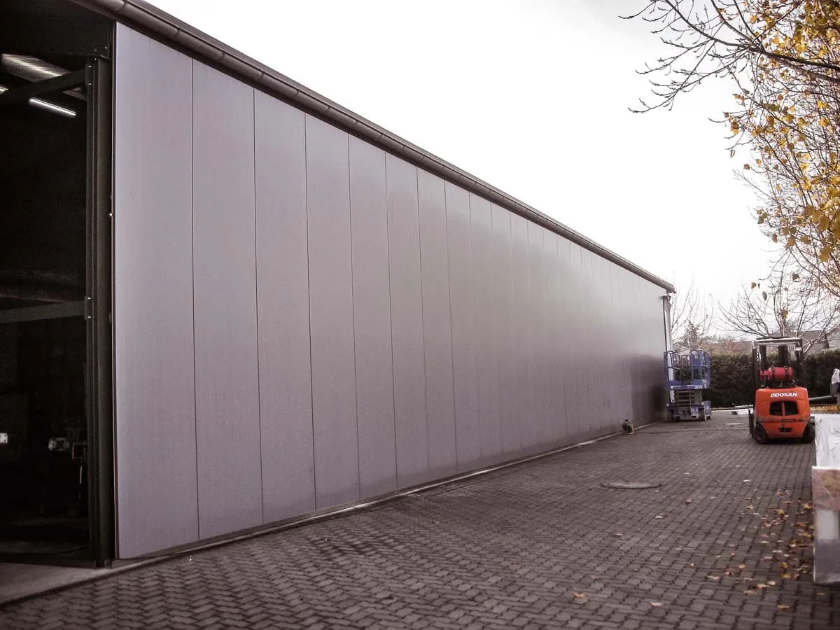 Hallenfassade mit Sandwichpaneelen und Schiebetor für Gewerbe