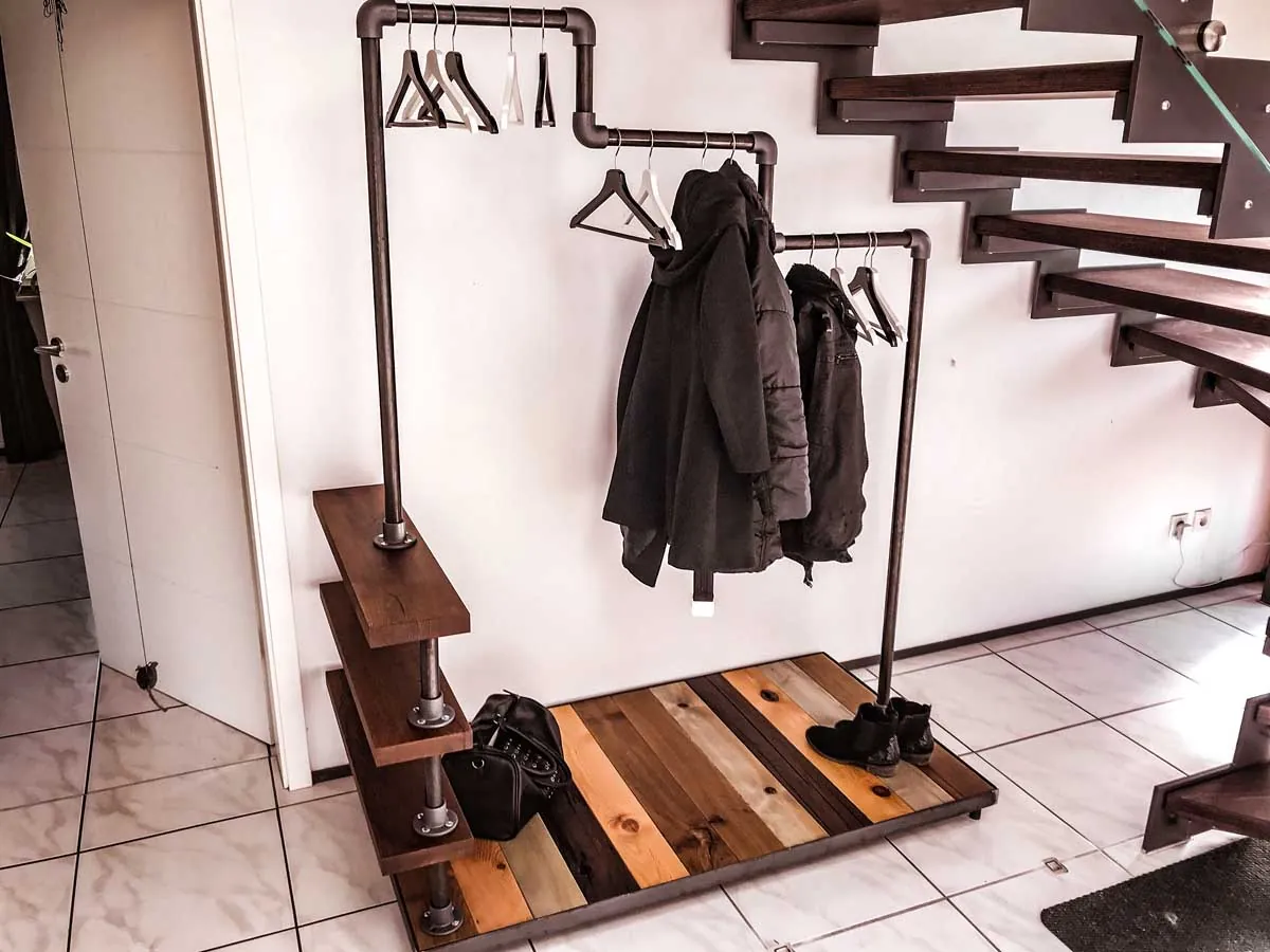 Garderobe im Industrial-Stil aus Rohr und Holz im Flur