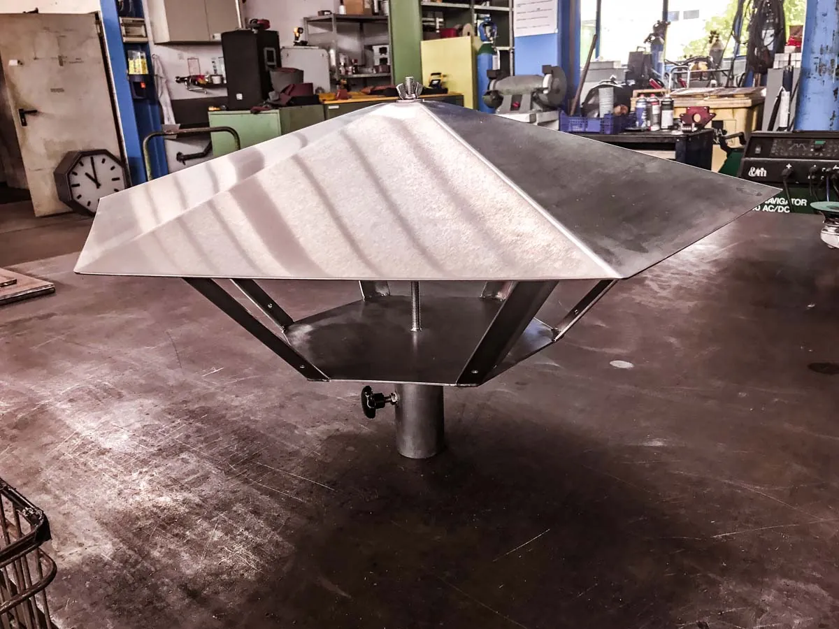 Sechseckige Schornsteinabdeckung aus Stahl in der Werkstatt