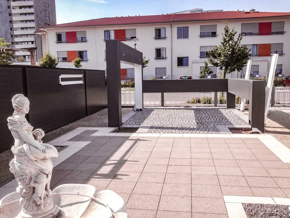 Moderne Toranlage mit Briefkasten und Sichtschutz in Anthrazit