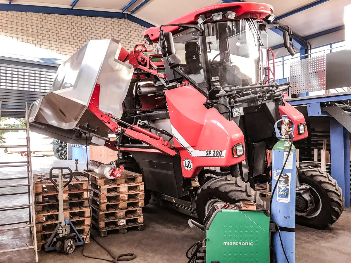 Traubenvollernter mit Edelstahlverkleidung, Reparatur