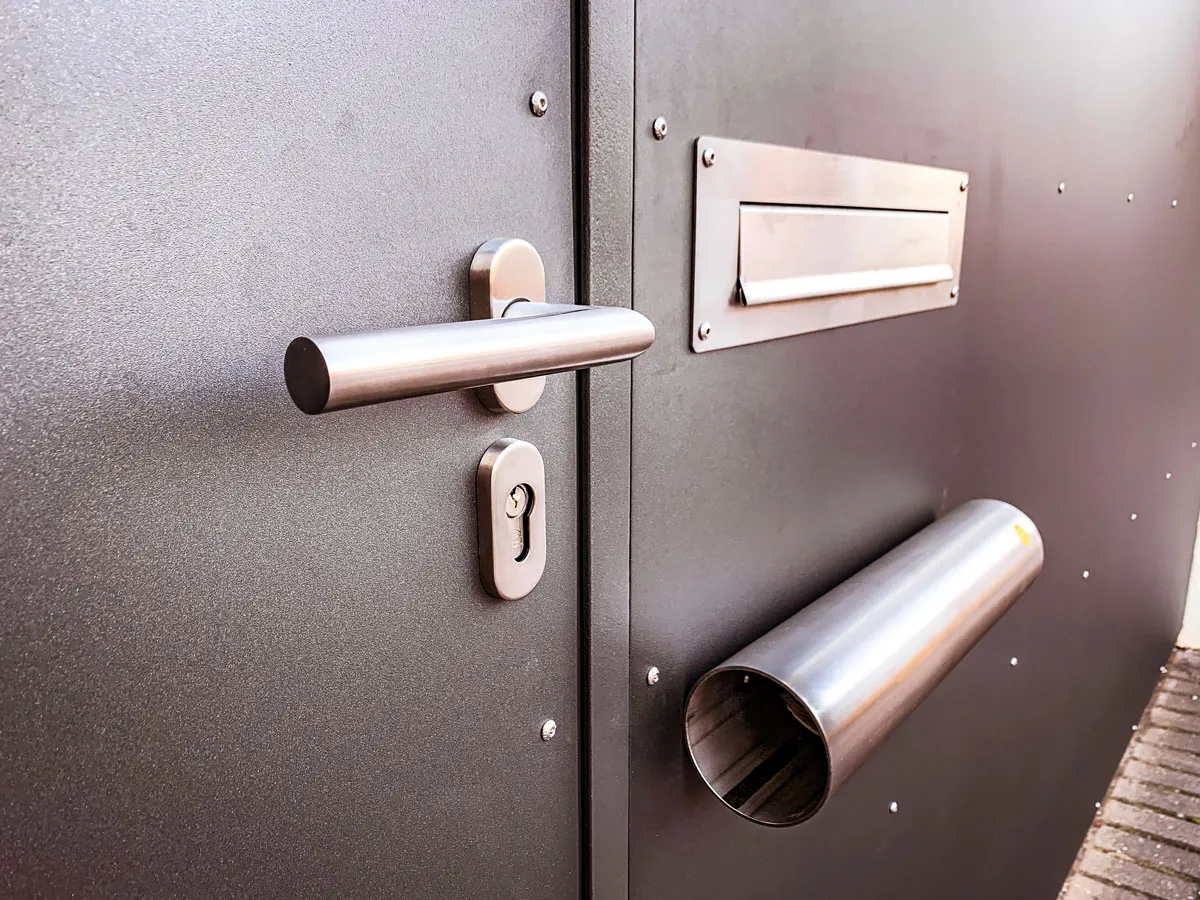 Stahl-Eingangstür, Detail Briefschlitz aus Edelstahl