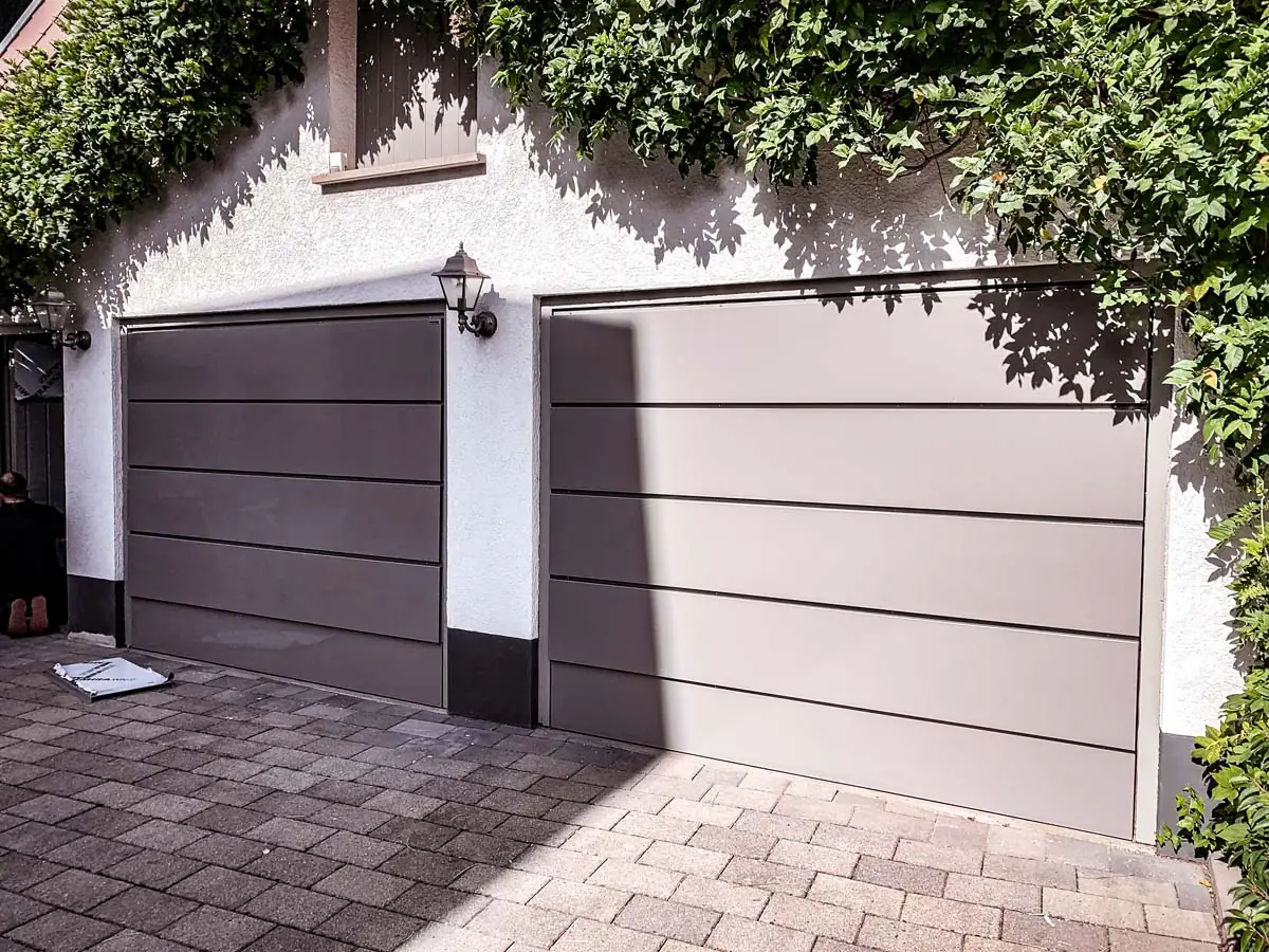 Garagentor mit Trespa-Paneelen, Doppeltor in Anthrazit