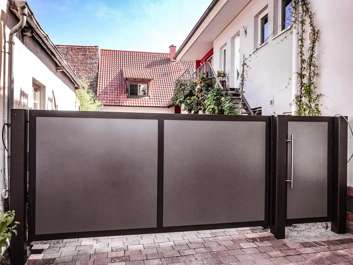 Hoftor aus Blech mit Sichtschutz und Pforte in Anthrazit
