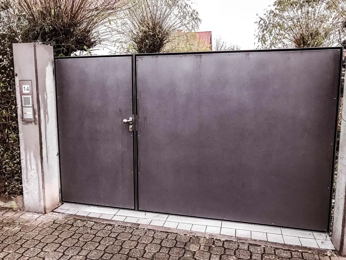 Zweiflügeliges Hoftor aus Stahl mit Sichtschutz