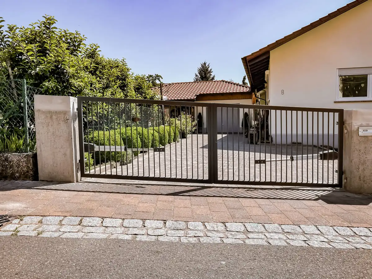 Zweiflügeliges Hoftor aus Stahl mit Stabfüllung